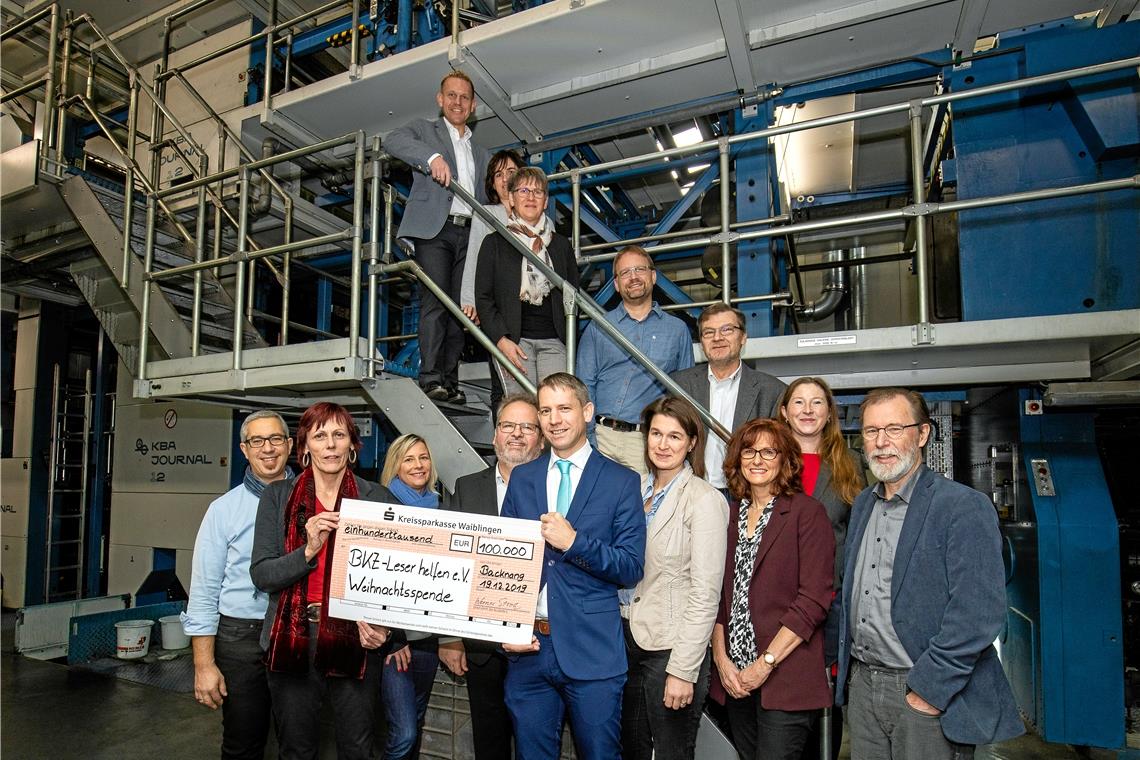 Spendenbereitschaft ist überwältigend Scheckübergabe im technischen Betrieb der BKZ im Kuchengrund (von links): Thomas Sixt-Rummel, Barbara Monauni, Andrea Bubeck, Wolfgang Sartorius, Kornelius Fritz, Andrea Schreiber, Ursula Urbanski und Heinz Franke. Auf der Treppe freuen sich (von oben): Sven Knödler, Natascha Bobleter, Martina Zoll, Michael Sailer, Klaus-Dieter Fackler und Regine Wüllenweber. Foto: A. Becher