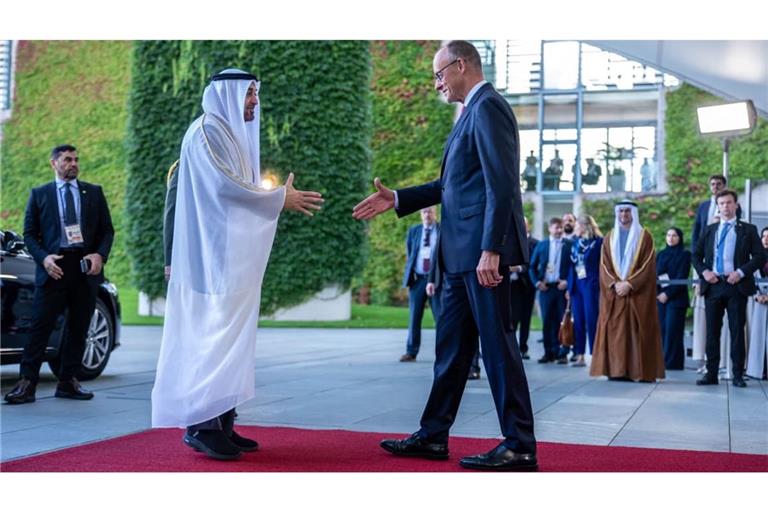 Scheich Mohammed bin Sajid, Präsident der Vereinigten Arabischen Emirate, wird von Bundeskanzler Friedrich Merz (r) (CDU) vor dem Bundeskanzleramt zu einem bilateralen Gespräch begrüßt.