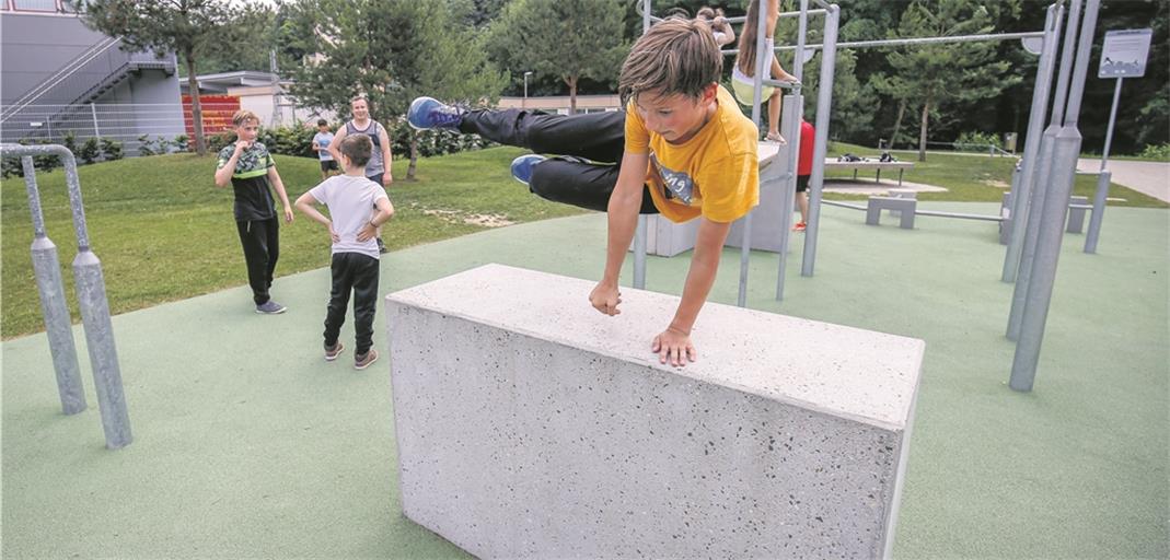 Scheinbar schwerelos über Hindernisse: Wenn man Parkour erst einmal richtig beherrscht, sehen die Übungen ganz locker aus. Bis es jedoch so weit ist, fließt manch ein Tropfen Schweiß. Fotos: A. Becher