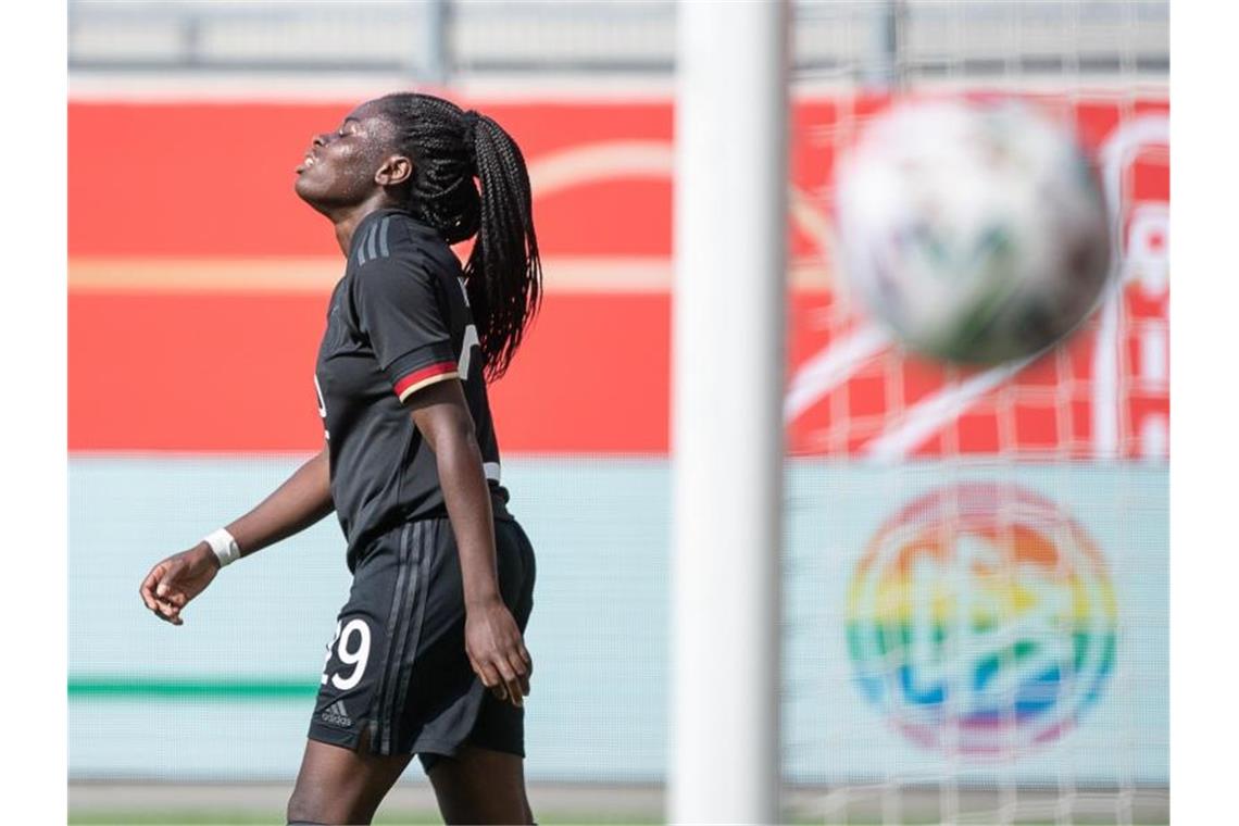 Scheitert mit der letzten Chance der deutschen Spielerinnen auf ein Tor: Nicole Anyomi kurz vor Spielende. Foto: Sebastian Gollnow/dpa