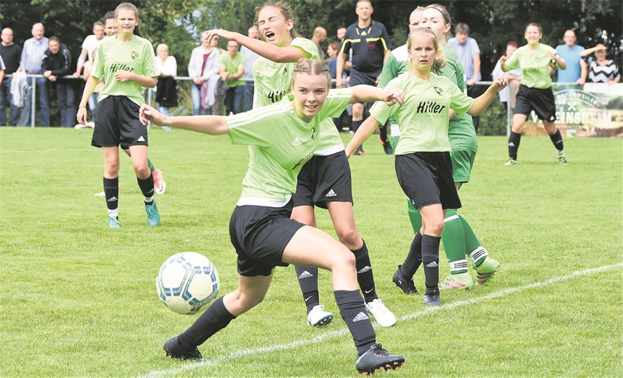 Scheiterten knapp, weil sie ihre Chancen zu schlecht nutzten: Die B-Mädchenfußballerinnen aus Sulzbach und Oppenweiler.Foto: T. Sellmaier