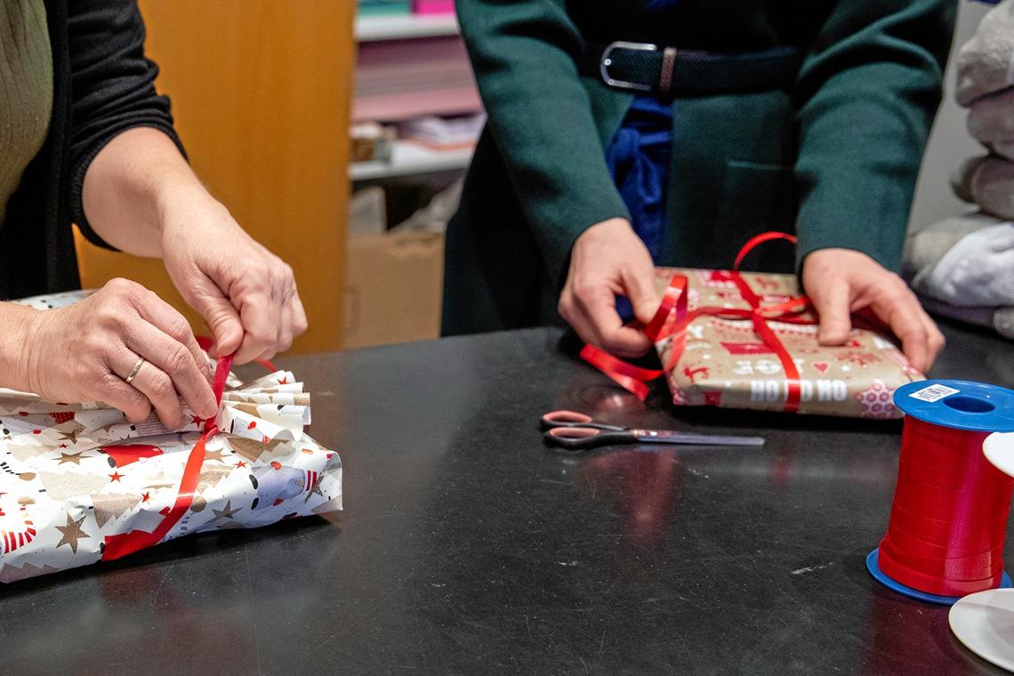 Brettspiel und Puzzle sind die Favoriten Schenken kann eine Kunst sein. Am wichtigsten aber ist die Verbindung zwischen den Schenkenden und den Beschenkten, die dadurch bestärkt wird. Foto: A. Becher