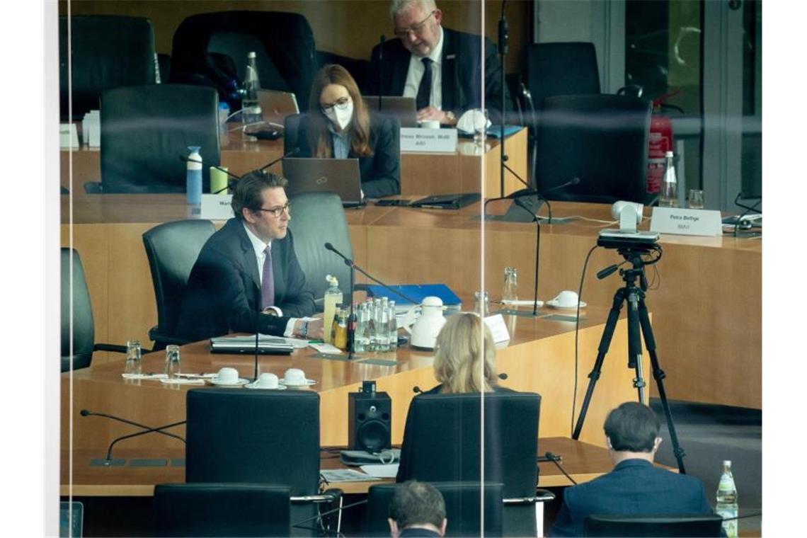 Scheuer sitzt als Zeuge im Untersuchungsausschuss. Foto: Kay Nietfeld/dpa