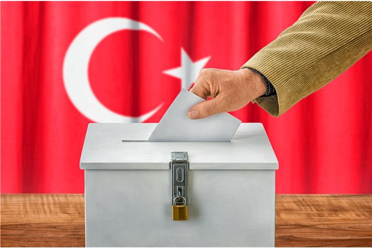 Schicksalswahl für das Land an der Schwelle von Morgen- und Abendland. Auch die Backnanger Türken haben gewählt. Foto: stock.adobe.com/Zerbor