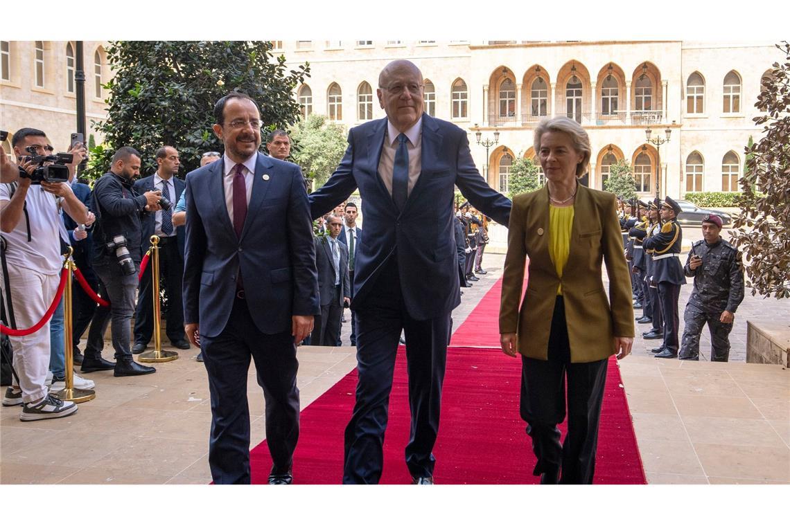 Schiebt den Flüchtlingsdeal an: der libanesische Ministerpräsident Nadschib Mikati (M) mit dem zypriotischen Präsidenten Nikos Christodoulidis und EU-Kommissionspräsidentin Ursula von der Leyen.