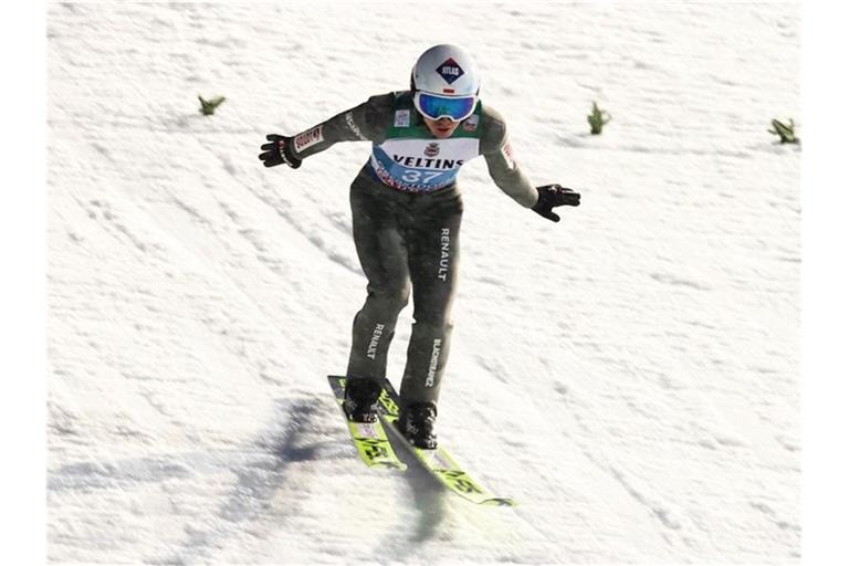 Schied nach einem Sprung auf nur 118 Meter überraschend nach dem ersten Durchgang aus: Kamil Stoch. Foto: Daniel Karmann/dpa