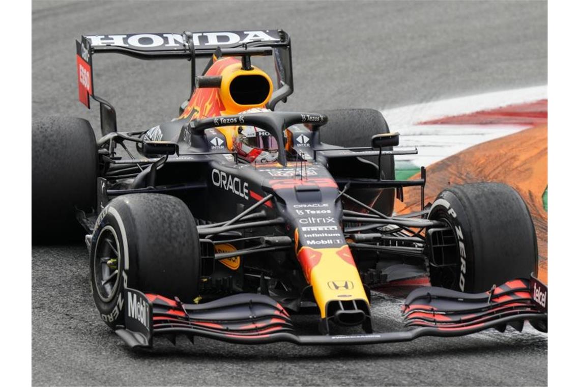 Schied wie Konkurrent Lewis Hamilton in Monza vorzeitig aus: WM-Spitzenreiter Max Verstappen. Foto: Luca Bruno/AP/dpa