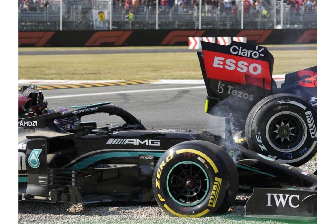 Schieden in Monza vorzeitig nach einem Crash aus: Weltmeister Lewis Hamilton (l) und WM-Spitzenreiter Max Verstappen. Foto: Luca Bruno/AP/dpa
