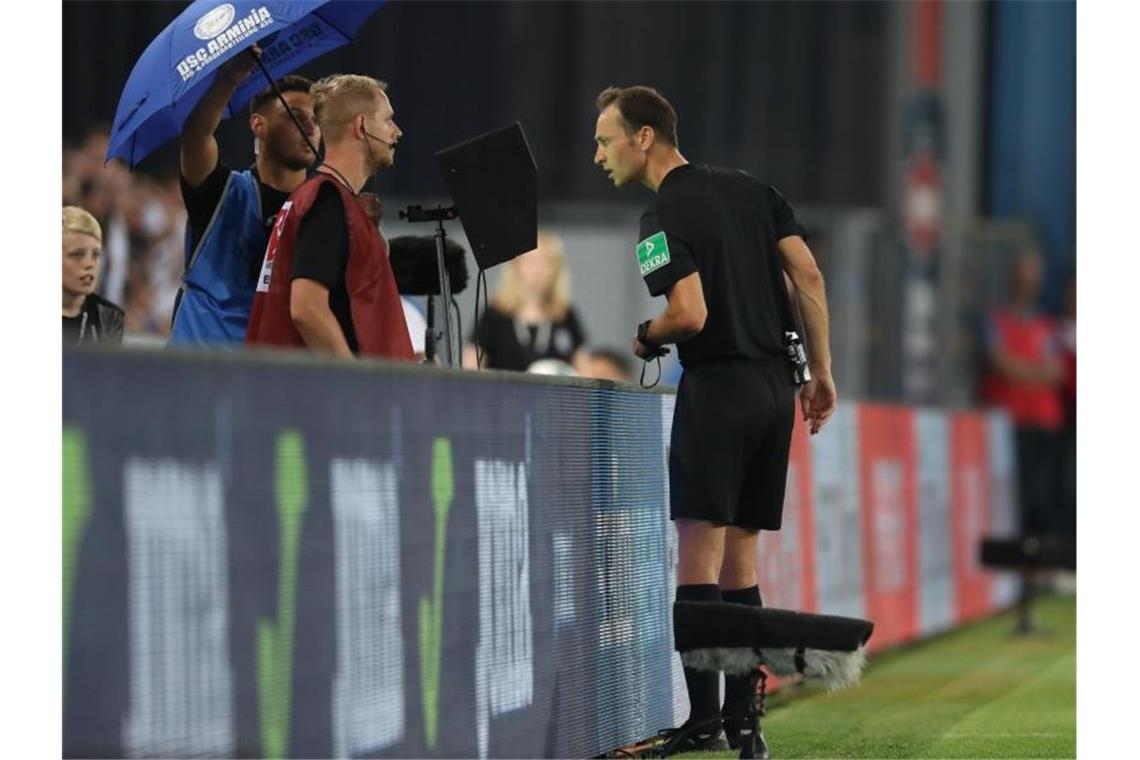 Schiedsrichter Bastian Dankert schaut sich eine strittige Szene auf dem Videomonitor an, Foto: Friso Gentsch