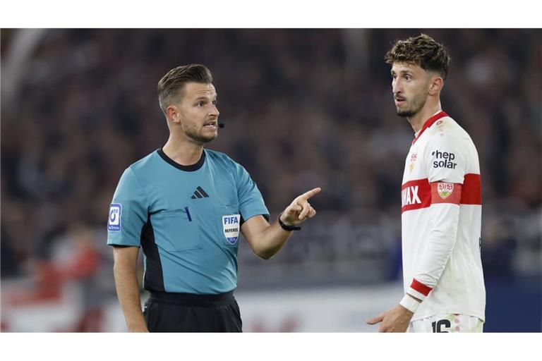 Schiedsrichter Daniel Schlager und VfB-Kapitän Atakan Karazor im Zweitrunden-Spiel des VfB gegen den 1. FC Kaiserslautern im Oktober 2024
