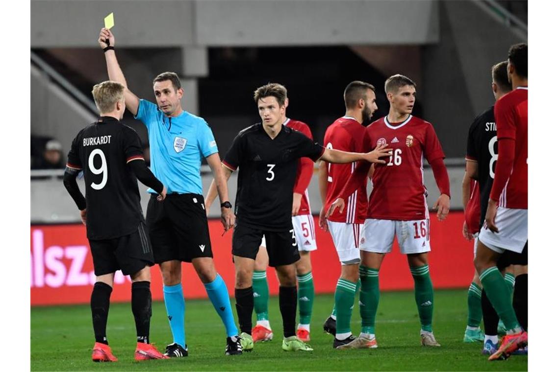 Deutsche U21 mit zweitem Sieg für Trainer Di Salvo Schiedsrichter David Coote (2.v.l.) zeigt Jonathan Burkardt (l) die Gelbe Karte. Foto: Marton Monus/dpa
