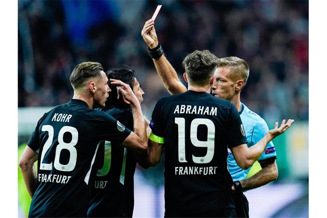 Dämpfer gegen Arsenal: Eintracht verliert zum Europa-Auftakt Schiedsrichter Davide Massa zeigt Frankfurts Dominik Kohr die rote Karte. Foto: Uwe Anspach