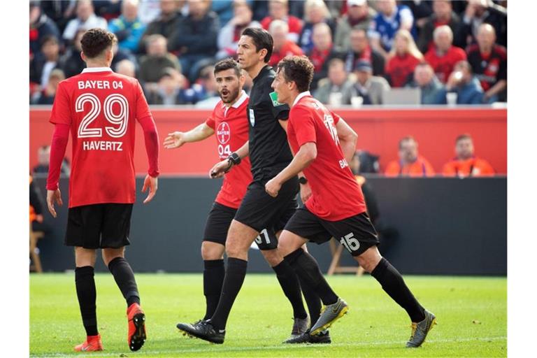 Schiedsrichter Denis Aytekin (2.v.r) wurde von Bayer Leverkusen für seine Entscheidungen kritisiert. Foto: Federico Gambarini