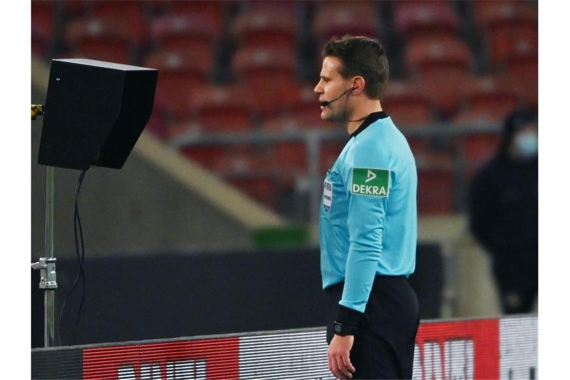 Schiedsrichter Felix Brych blickt beim Videobeweis auf einen Monitor. Foto: Marijan Murat/dpa