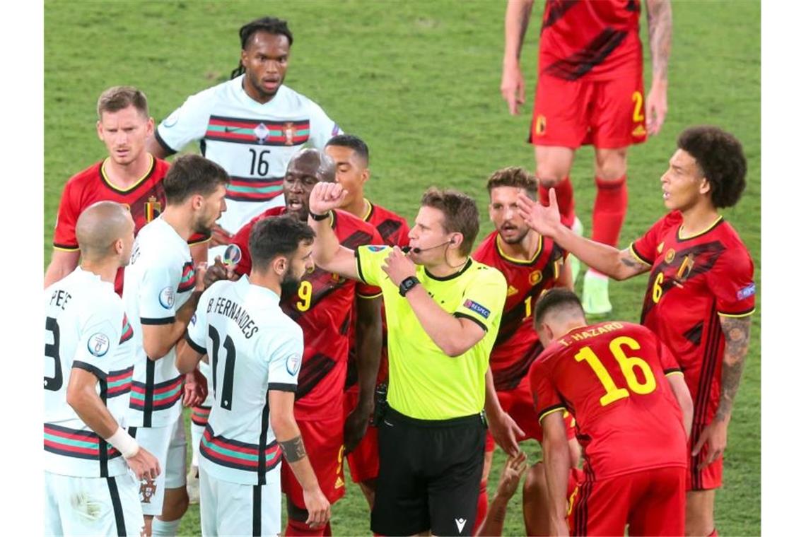 Portugal und Ronaldo draußen: Hazard lässt Belgien jubeln Schiedsrichter Felix Brych (M.) musste die Gemüter beruhigen. Foto: Cezaro De Luca/dpa
