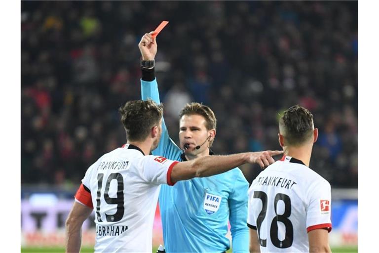 Schiedsrichter Felix Brych zeigt David Abraham nach einem Foul an Trainer Streich die rote Karte. Foto: Patrick Seeger/dpa