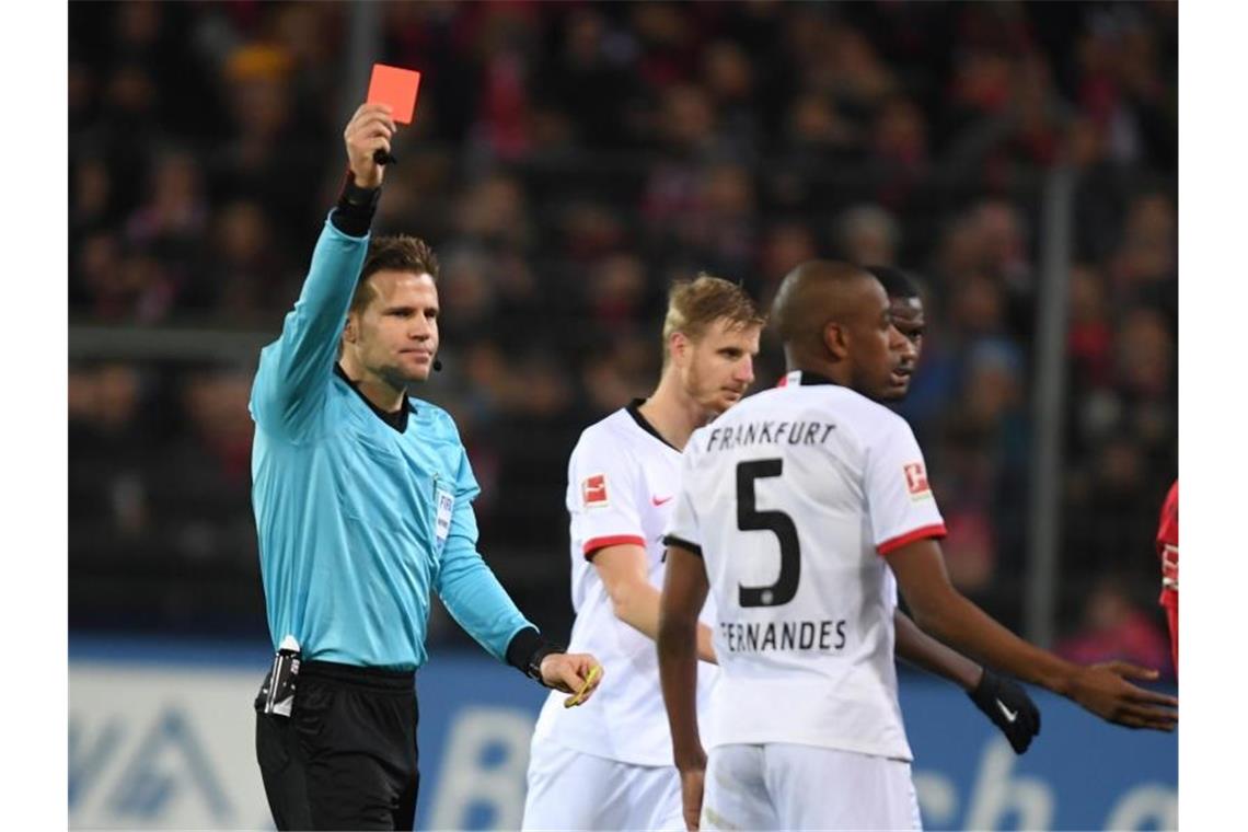 SC klettert auf Rang vier: Sieg in Überzahl gegen Frankfurt Schiedsrichter Felix Brych zeigt Gelson Fernandes (r.) von Frankfurt die Gelb-Rote Karte. Foto: Patrick Seeger/dpa