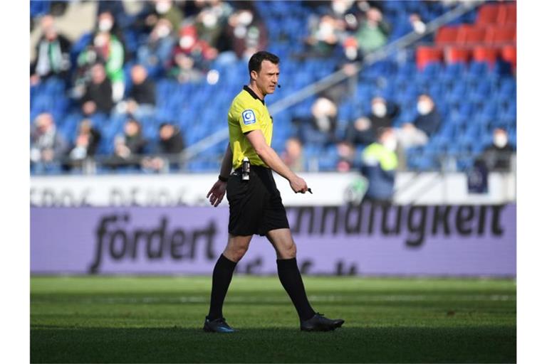 Schiedsrichter Felix Zwayer gab in Hannover sein Comeback. Foto: Daniel Reinhardt/dpa