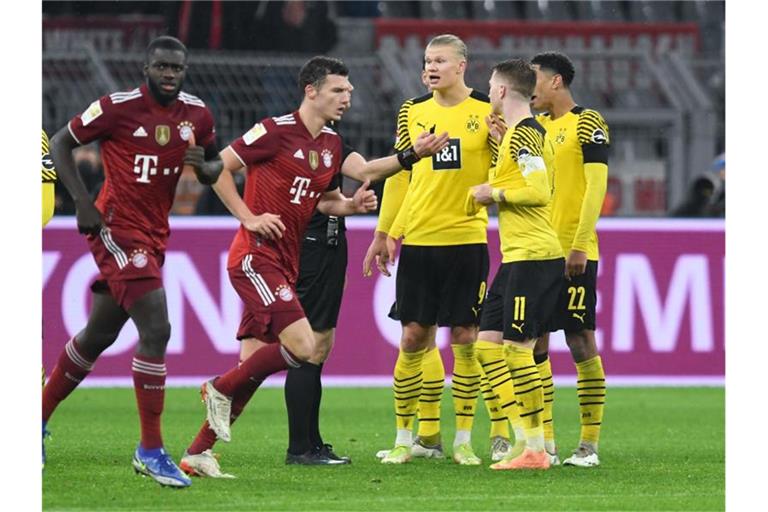 Schiedsrichter Felix Zwayer (verdeckt) stand beim Bundesliga-Gipfel in Dortmund öfters im Fokus. Foto: Bernd Thissen/dpa