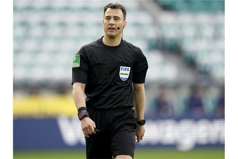 Schiedsrichter Felix Zwayer will seine Karriere fortsetzen. Foto: Michael Sohn/AP-POOL/dpa