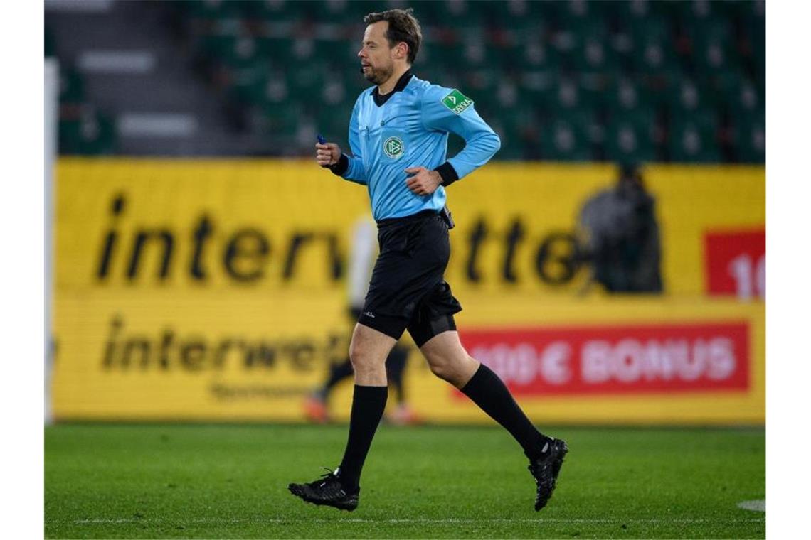 Schmidt: Altersgrenze in Bundesliga „nachvollziehbar“ Schiedsrichter Markus Schmidt läuft über das Spielfeld. Foto: Swen Pförtner/dpa/Archivbild