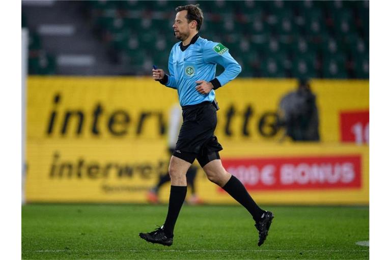 Schiedsrichter Markus Schmidt läuft über das Spielfeld. Foto: Swen Pförtner/dpa/Archivbild
