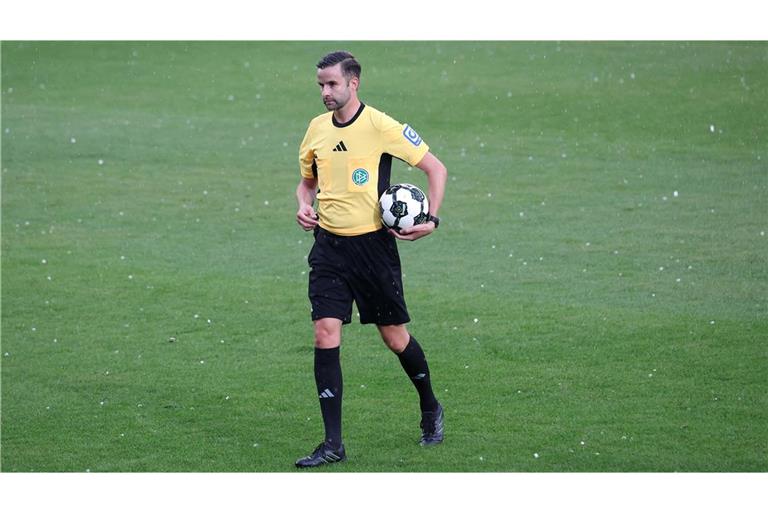 Schiedsrichter Michael Bacher unterbrach das Spiel aufgrund eines starken Unwetters und Hagel für 40 Minuten.