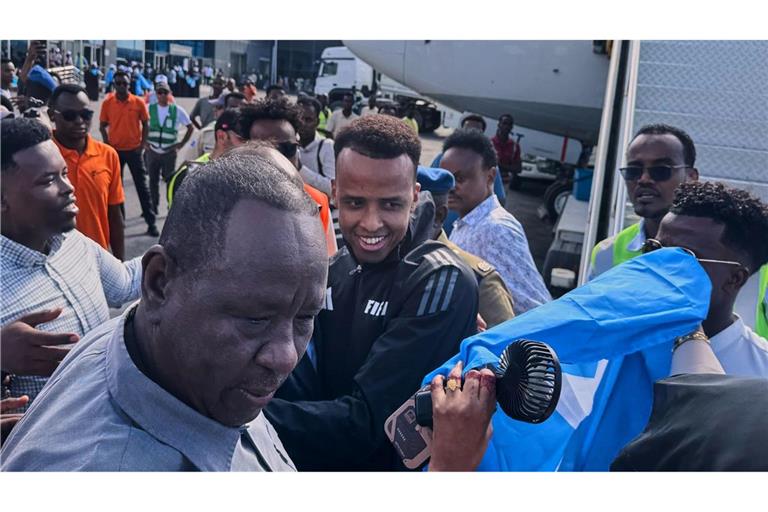 Schiedsrichter Omar Artan (M) wird in der Heimat mit Jubel empfangen.