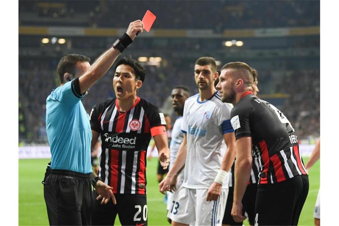 Schiedsrichter Orel Grinfeld (l) zeigt Frankfurts Ante Rebic (r) die Rote Karte. Foto: Arne Dedert