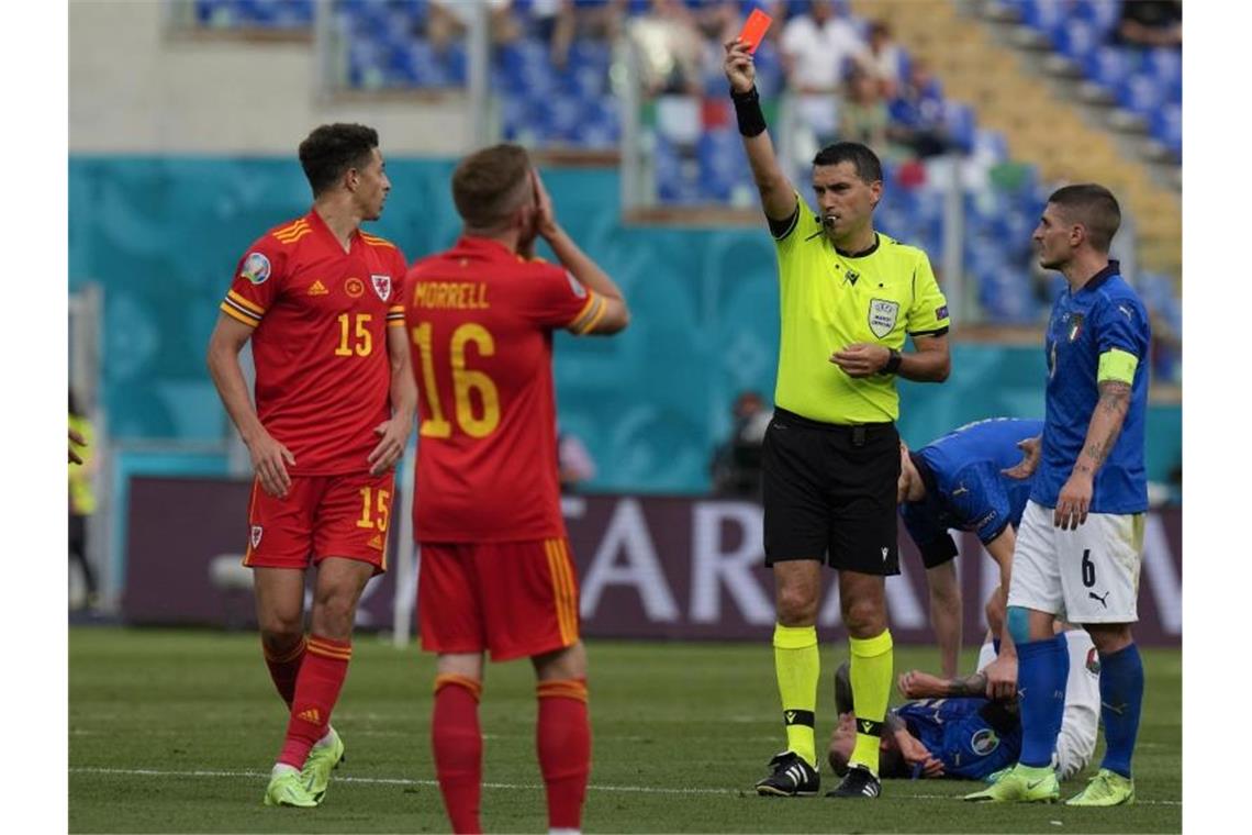 Italien souveräner Gruppenerster - auch Wales weiter Schiedsrichter Ovidiu Haţegan zeigt Ethan Ampadu (16) von Wales die Rote Karte. Foto: Alessandra Tarantino/AP Pool/dpa