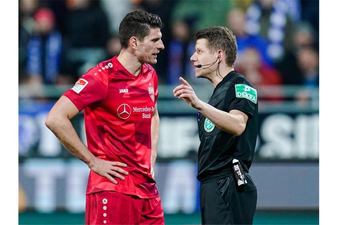 Nach Rundumschlag: DFB lädt Gomez in Videokeller ein Schiedsrichter Patrick Ittrich erklärte dem Stuttgarter Mario Gomez die Abseitsentscheidung. Foto: Uwe Anspach/dpa
