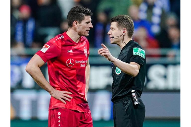 Schiedsrichter Patrick Ittrich erklärte dem Stuttgarter Mario Gomez die Abseitsentscheidung. Foto: Uwe Anspach/dpa