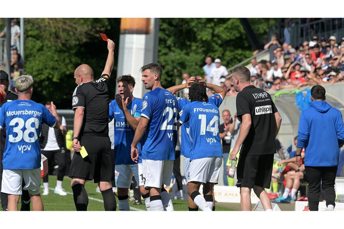 Schiedsrichter Roman Reck zeigt Kickers-Spieler Melkamu Frauendorf nach wiederholtem Foulspiel die Gelb-Rote Karte.