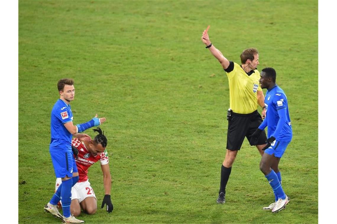 Schiedsrichter Sascha Stegemann schickt Hoffenheims Dennis Geiger (l) vom Platz. Foto: Torsten Silz/dpa