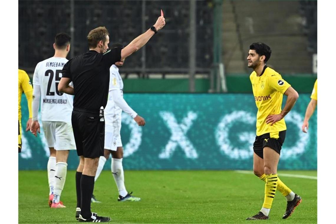 Schiedsrichter Sascha Stegemann zeigt Dortmunds Mahmoud Dahoud die Gelb-Rote Karte. Foto: Federico Gambarini/dpa-Pool/dpa