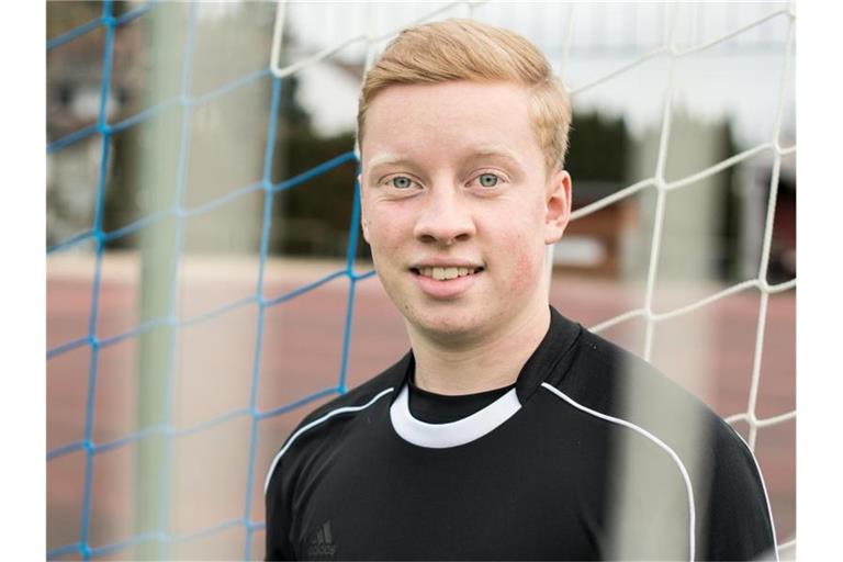 Schiedsrichter Simon Henninger pfeift in der siebten Liga: Für 30 Euro pro Partie, plus Fahrtgeld. Foto: Fabian Sommer/dpa