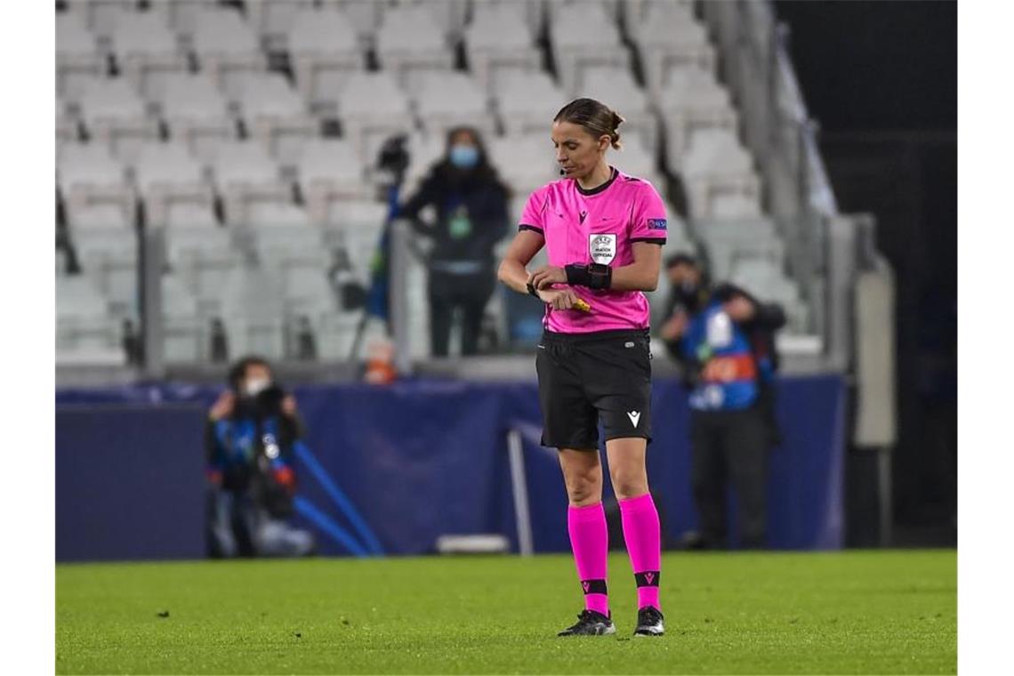 Französin Frappart pfeift Hoffenheim-Spiel gegen Molde FK Schiedsrichterin Stephanie Frappart blickt auf die Uhr. Foto: Marco Alpozzi/LaPresse via ZUMA Press/dpa/Archivbild