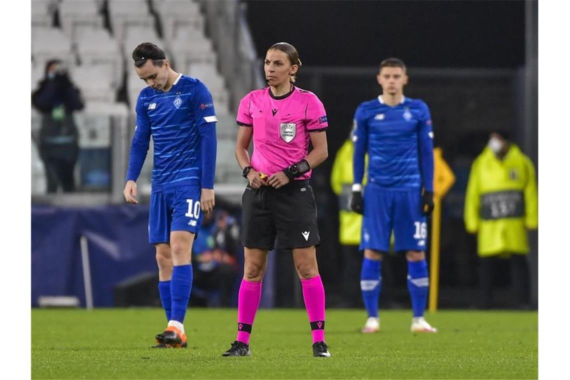 Schiedsrichterin Stéphanie Frappart leitete die Partie zwischen Juventus Turin und Dynamo Kiew. Foto: Marco Alpozzi/LaPresse/dpa
