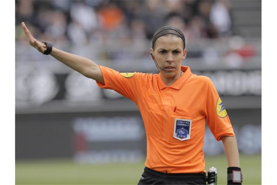 Schiedsrichterin Stéphanie Frappart wird den UEFA-Supercup leiten. Foto: Michel Spingler/AP