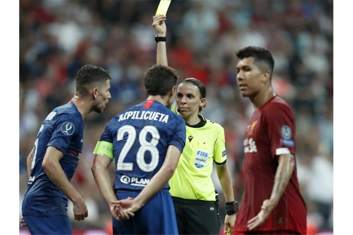 Klopp triumphiert mit Liverpool in Istanbul gegen Chelsea Schiedsrichterin Stephanie Frappert zeigt Chelseas Cesar Azpilicueta (2.v.l.) die Gelbe Karte. Foto: Thanassis Stavrakis