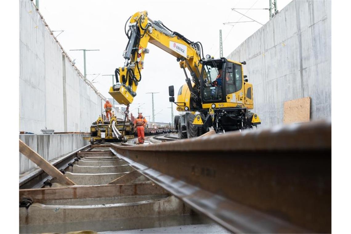 Abstellbahnhof für Stuttgart 21 genehmigt: Bau ab Sommer Schienen für die Tunnel des Bahnprojekts Stuttgart 21 werden am Tunneleingang abgeladen. Foto: Bernd Weißbrod/dpa/Archivbild