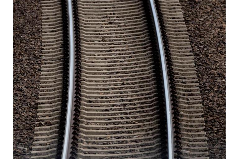 Schienen nahe des Betriebsbahnhofs Rummelsburg. Um eine stärkere Verkehrsverlagerung auf die Schiene zu erreichen, haben sich die Wettbewerber der Deutschen Bahn für grundlegende Strukturveränderungen ausgesprochen. Foto: Christoph Soeder/dpa