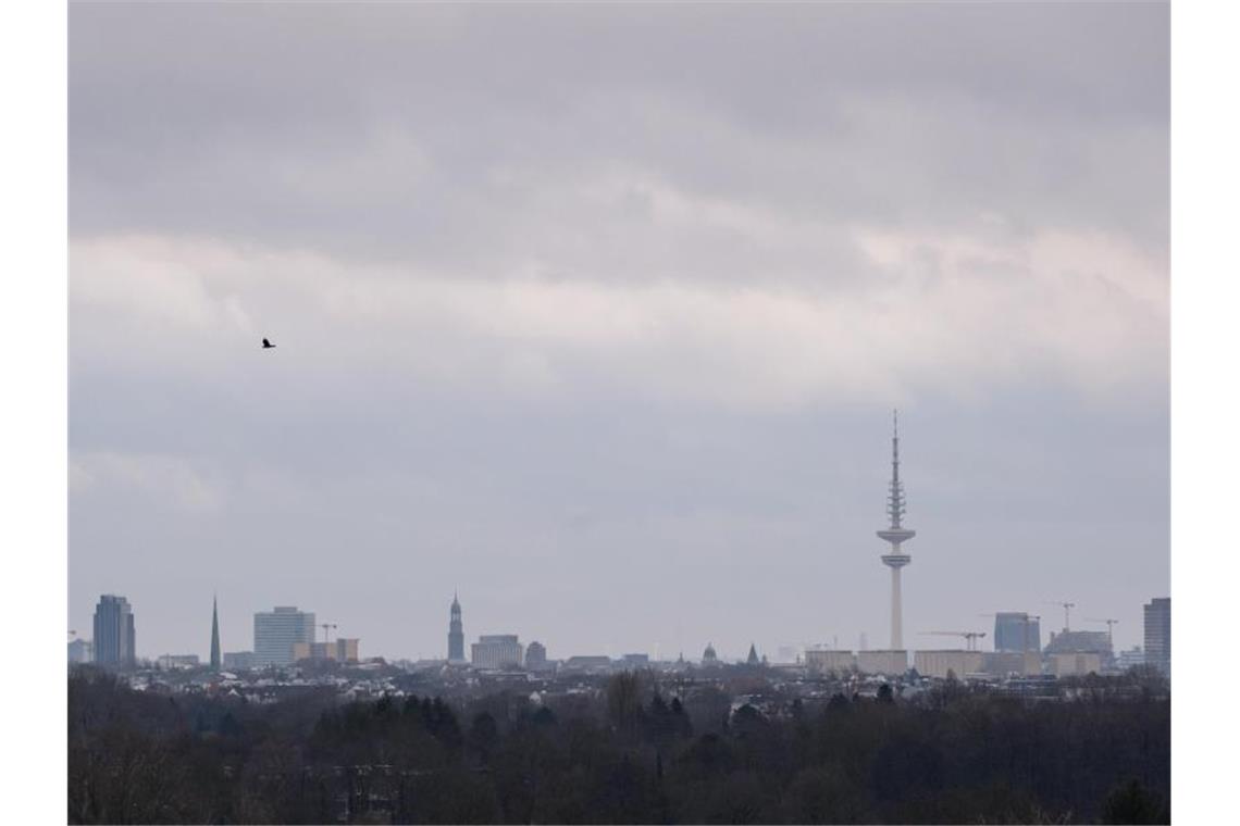 Erste Januarwoche startet mild und stürmisch Schietwetter in Hamburg. Die Aussichten für die erste Januarwoche sind durchwachsen. Foto: Jonas Walzberg/dpa
