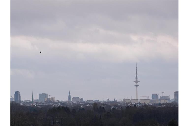 Schietwetter in Hamburg. Die Aussichten für die erste Januarwoche sind durchwachsen. Foto: Jonas Walzberg/dpa