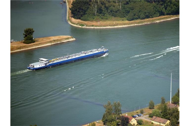Schiffe auf dem Rhein bei Karlsruhe. Foto: Uli Deck/Archivbild