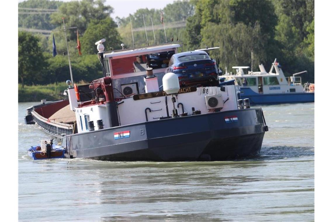 Schiffe auf Rhein fahren wieder