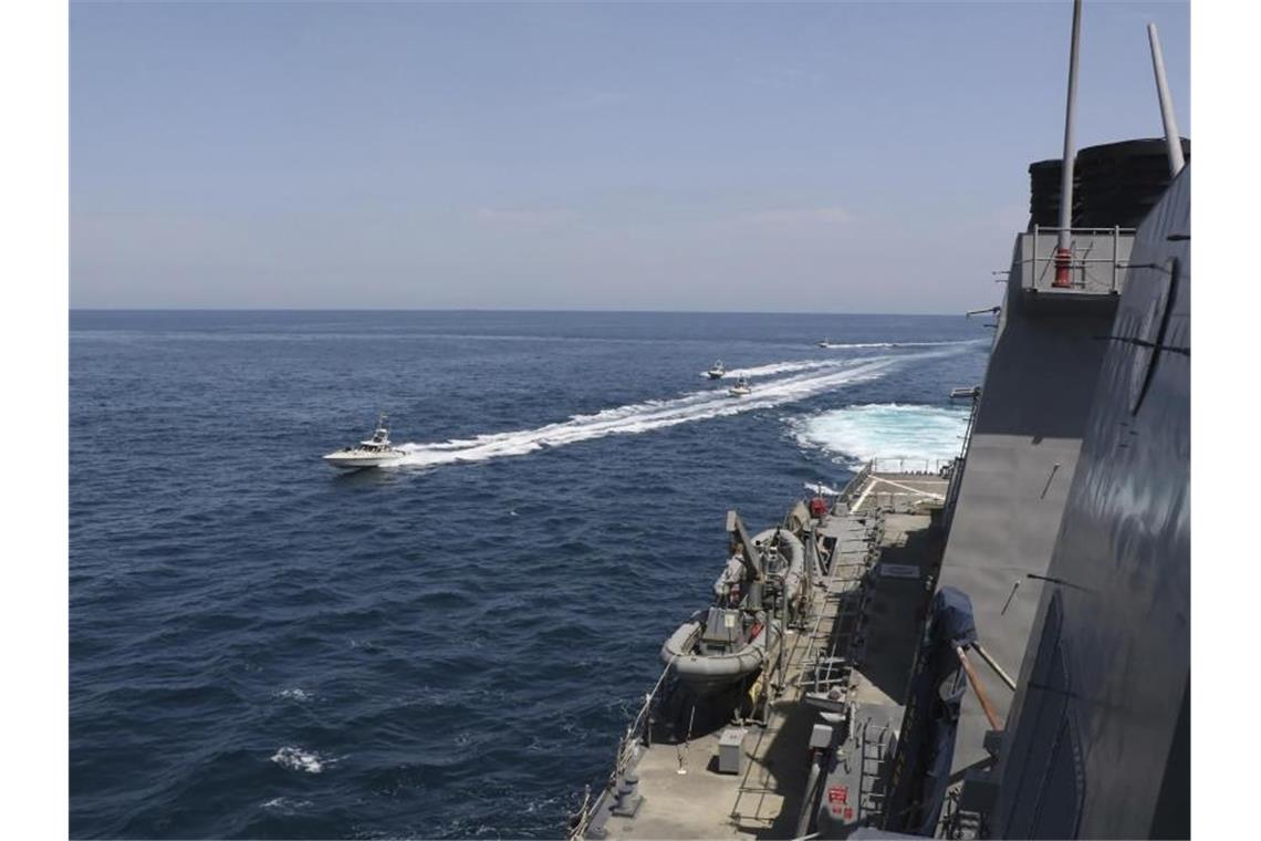 Iran erwidert Trumps Drohungen - Spannungen eskalieren Schiffe der iranischen Revolutionsgarde in der Nähe eines Schiffes des US-Militärs im Persischen Golf bei Kuwait (Archiv). Foto: Uncredited/U.S. Navy/AP/dpa