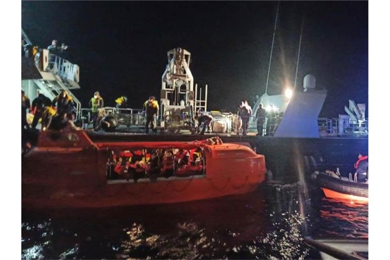 Schiffe der Küstenwache retten Menschen, die von der Fähre in einem Rettungsboot vor der Insel Korfu evakuiert wurden. Foto: -/Hellenic Coast Guard/XinHua/dpa