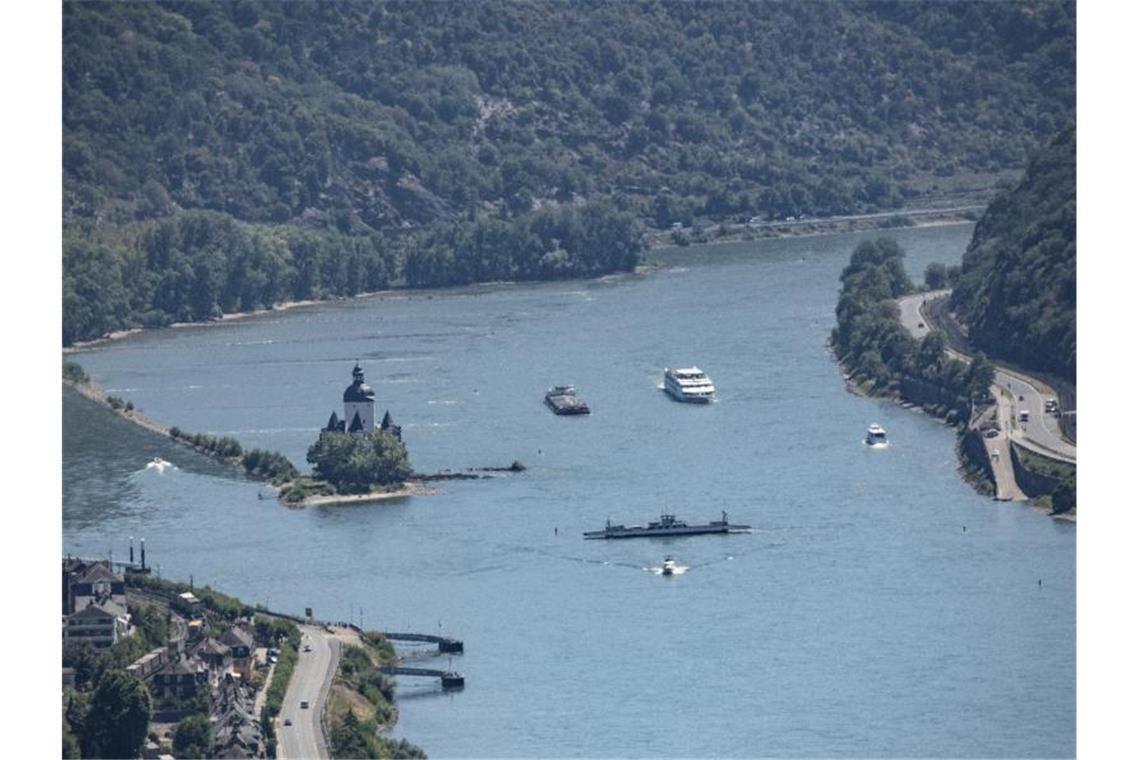 Schiffe fahren auf dem Rhein an der Burg Pfalzgrafenstein bei Kaub vorbei. Foto: Boris Roessler/dpa/Symbolbild