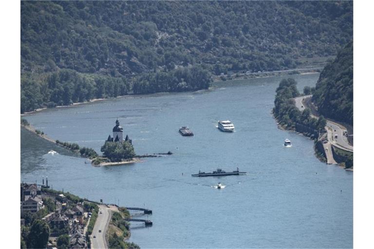 Schiffe fahren auf dem Rhein an der Burg Pfalzgrafenstein bei Kaub vorbei. Foto: Boris Roessler/dpa/Symbolbild